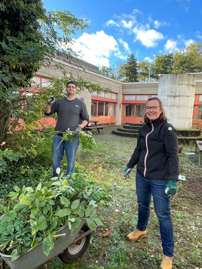 Clubmitglieder bei der Arbeit im Innenhof