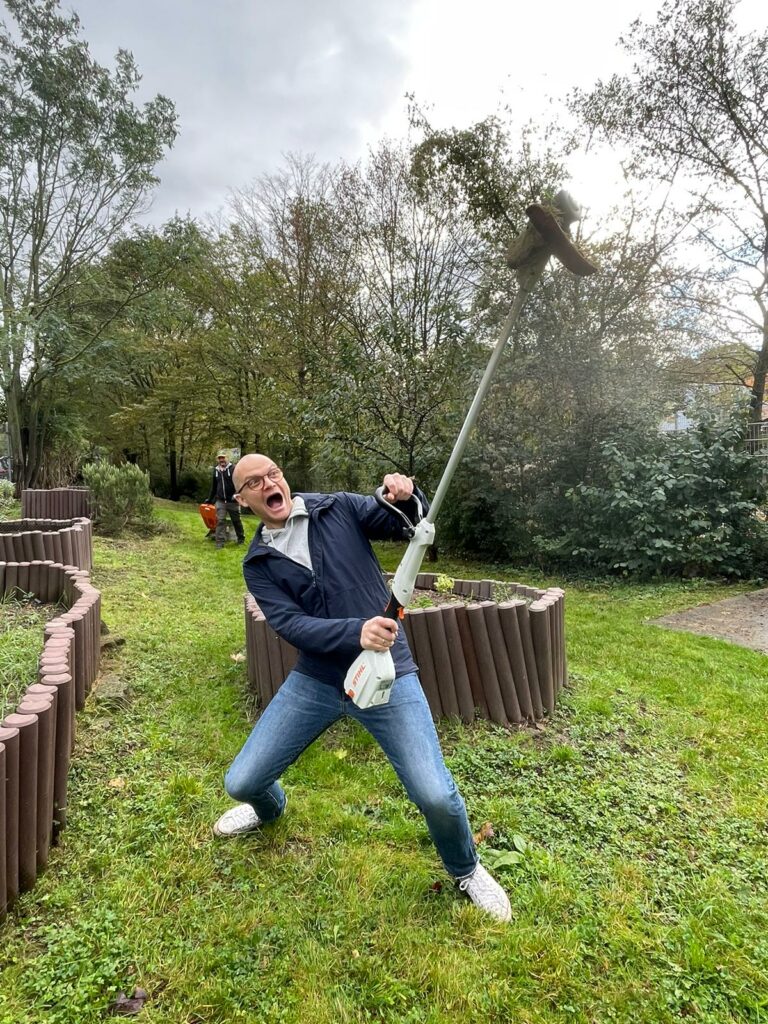 Der Webmaster macht sich mit seinem Arbeitsgerät vertraut...