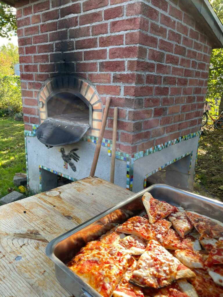Verpflegung: selbstgemachte Pizza aus dem Steinofen.