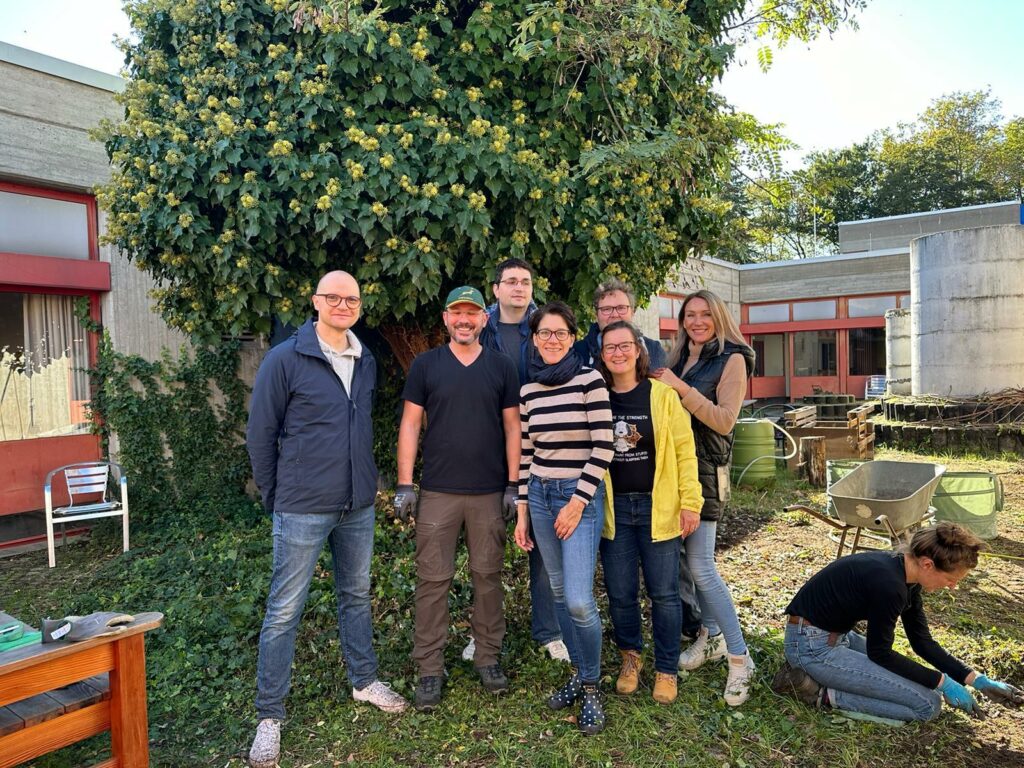 Gruppenfoto aus der Garten-Activity im Herbst 2023 bei der Förderschule am Kolkrabenweg